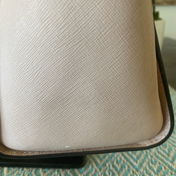 Michael Kors Small Tote (Light Pink) w/Gold Hardware. - Picture 11 of 14